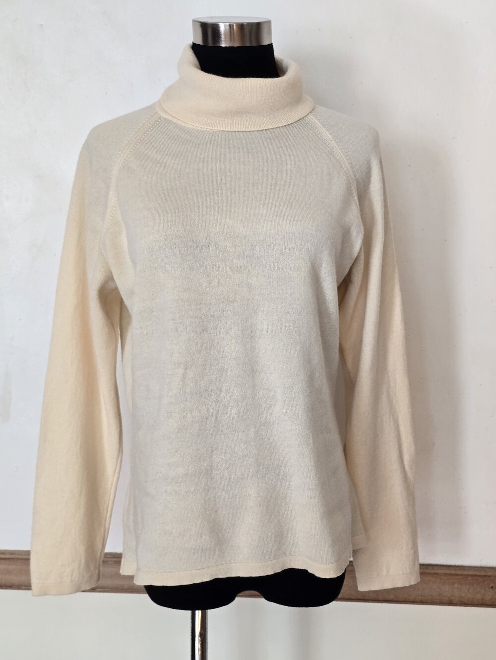 Italian Merino Wool Lightweight Turtleneck Sweater, Nordstrom Size Medium - Picture 11 of 11